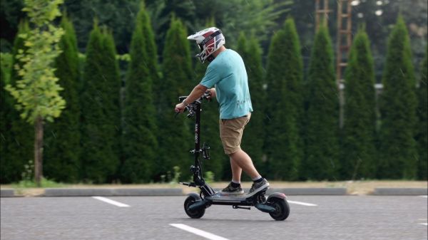 Érdemes védőfelszerelést használniuk az elektromos rollerrel közlekedőknek