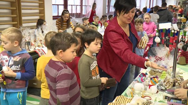 Adventi vásár a Széchenyi iskolában