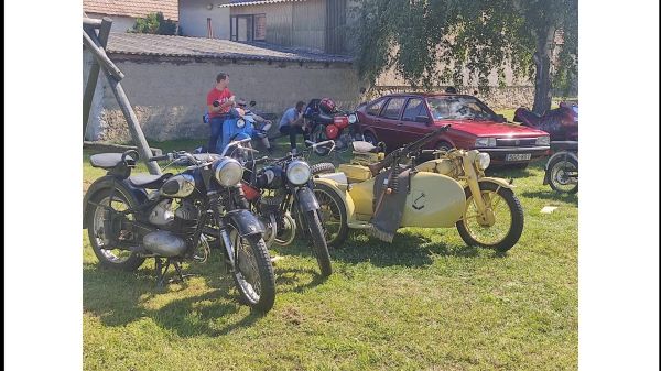 Veterán autók és motorok bemutatója Vicán