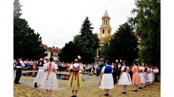 Népviseletben táncolnak a kapuvári búcsúban