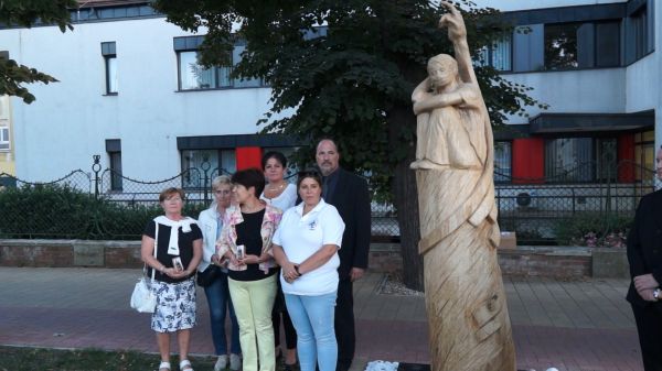 A hétköznapi hősöknek állítottak szobrot a Csornai Margit Kórház előtt