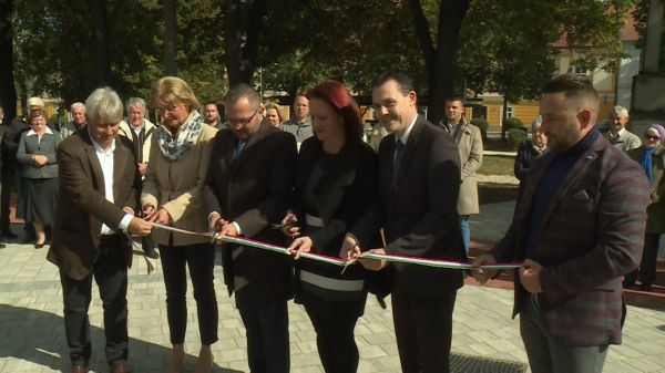 Átadták a városháza előtti felújított teret Csornán