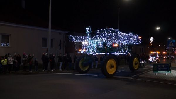 Fénytraktorok felvonulása Csornán