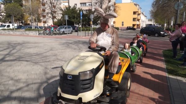 Sanyi nyuszi vezeti a hordóvonatot a húsvéti forgatagban Csornán